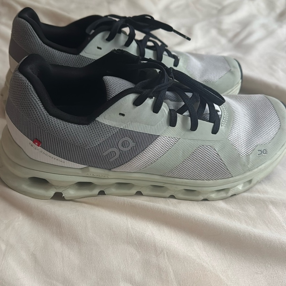 Women’s on cloud sneakers size 9